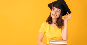 Jeune femme avec un chapeau de diplômée et des livres en main.